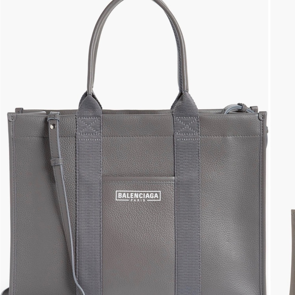 Balenciaga
Hardware Leather Tote